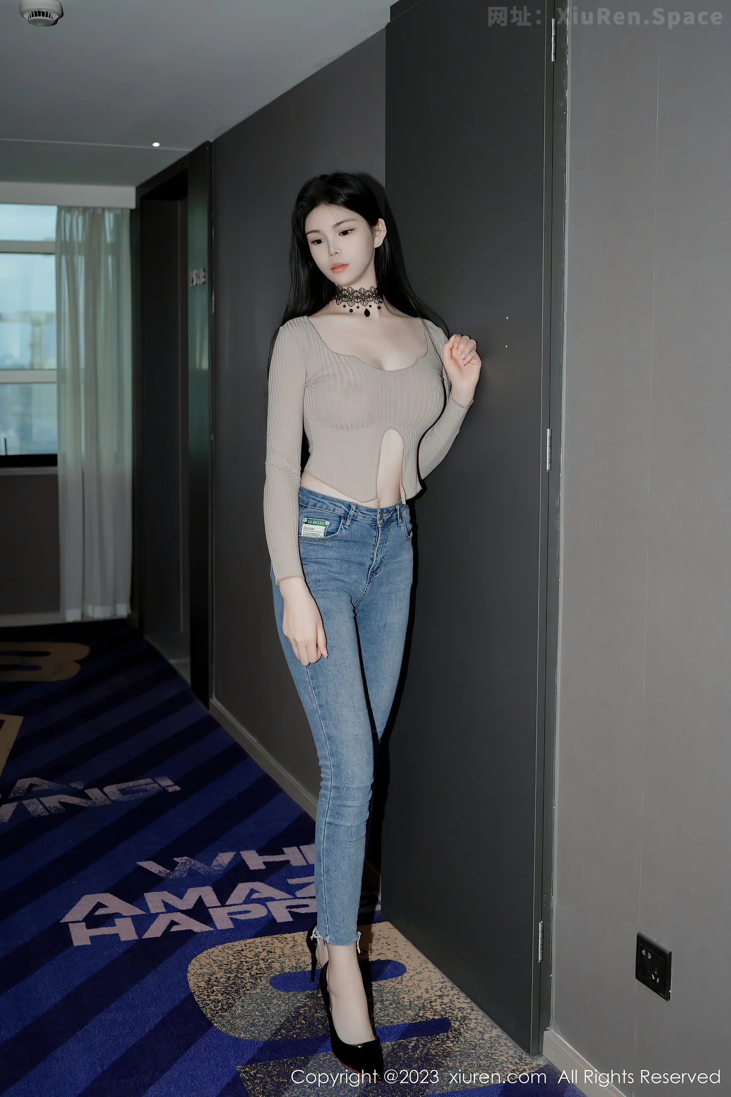 图片[6]-[XiuRen秀人网]2023.04.26 NO.6636 雪糕CiCi 紧身牛仔裤加肉色透视上衣性感私房写真集-秀人网官方网站